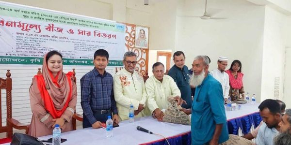 বগুড়ায় বিনামূল্যে সার ও বীজ বিতরণ