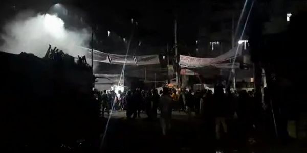 নতুন বছর উদ্‌যাপন: জ্বলন্ত ফানুস পড়ে মিরপুর ও ধানমন্ডিতে আগুন