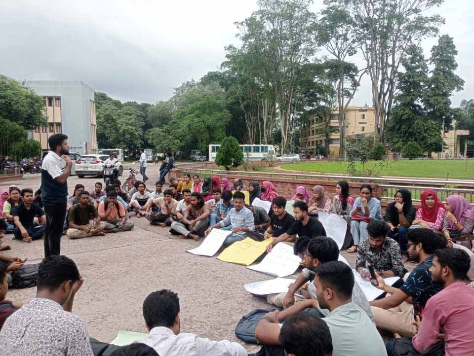 রাবির ফোকলোর বিভাগের নাম পরিবর্তনের দাবিতে অনশনে শিক্ষার্থীরা