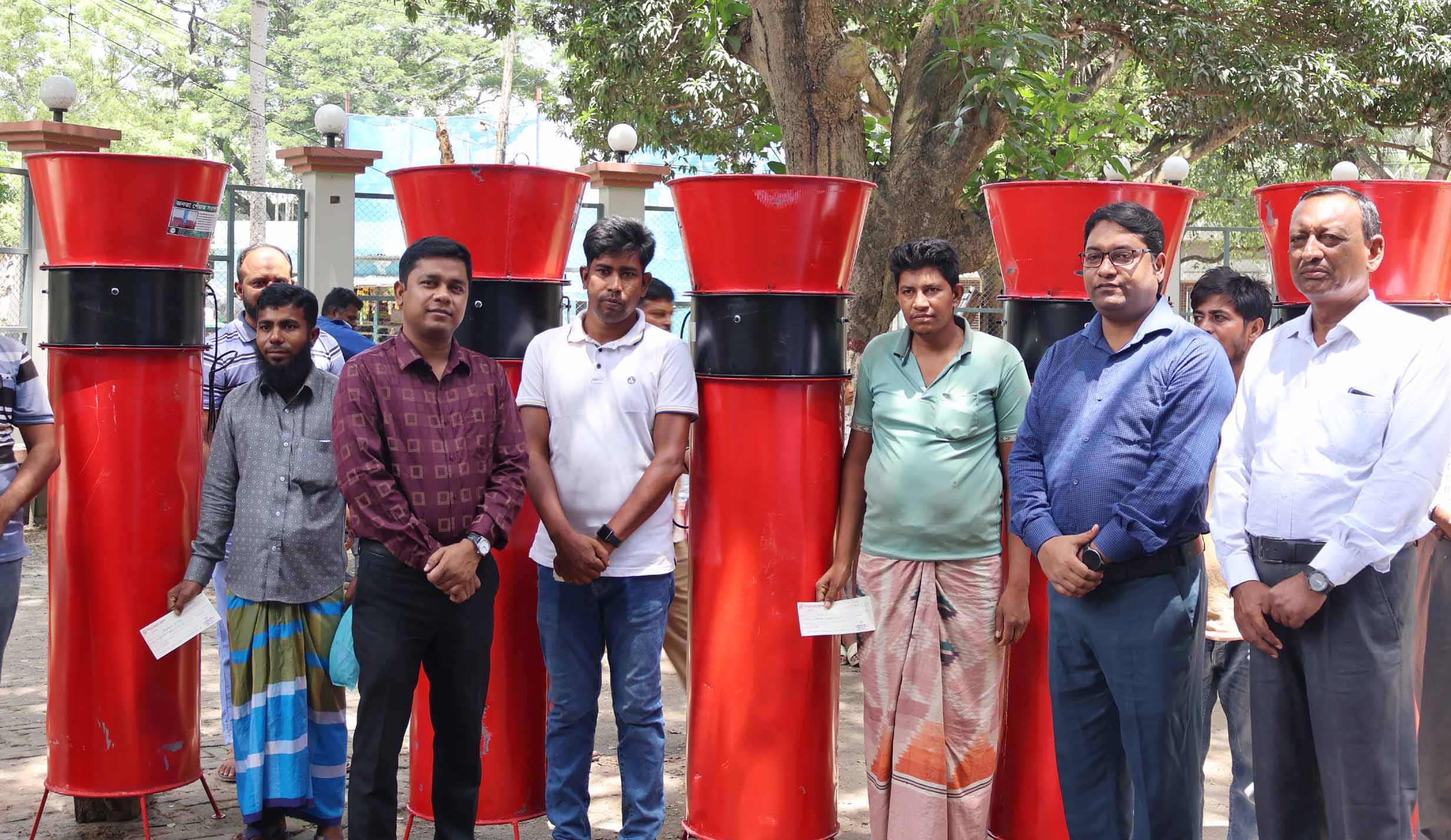 সিংড়ায় বিনামূল্যে পেঁয়াজ সংরক্ষণ এয়ার ফ্লো মেশিন বিতরণ