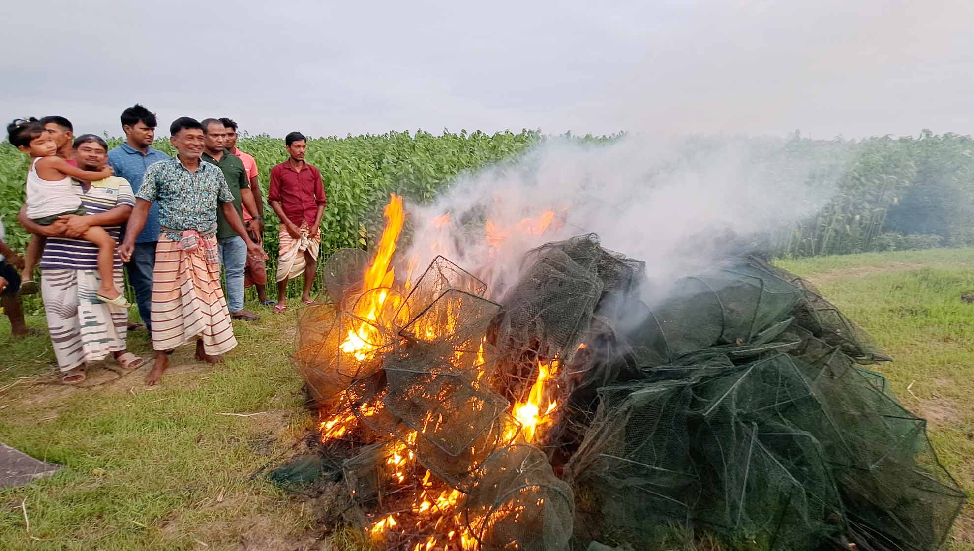 চাটমোহরে ২০ লাখ টাকার নিষিদ্ধ জাল পুড়িয়ে ধ্বংস