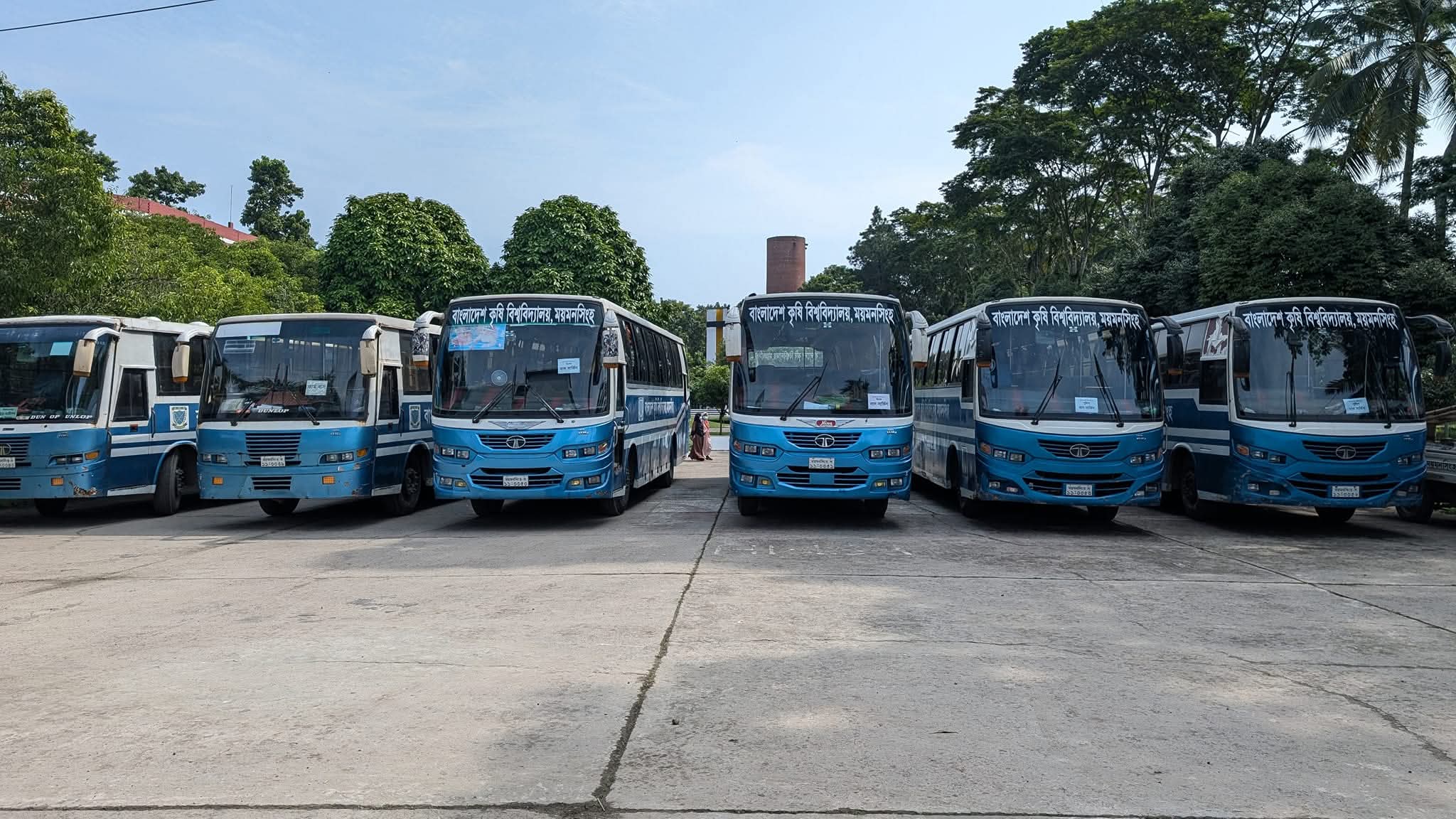 শিক্ষার্থী বাসে সিট নেই, দাঁড়িয়ে ফিরছেন বাকৃবির শিক্ষার্থীরা! 