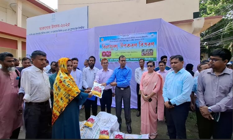 ঝিনাইদহের ৮৫০ কৃষক পেলেন বিনামূল্যে পেঁয়াজ বীজ ও সার 