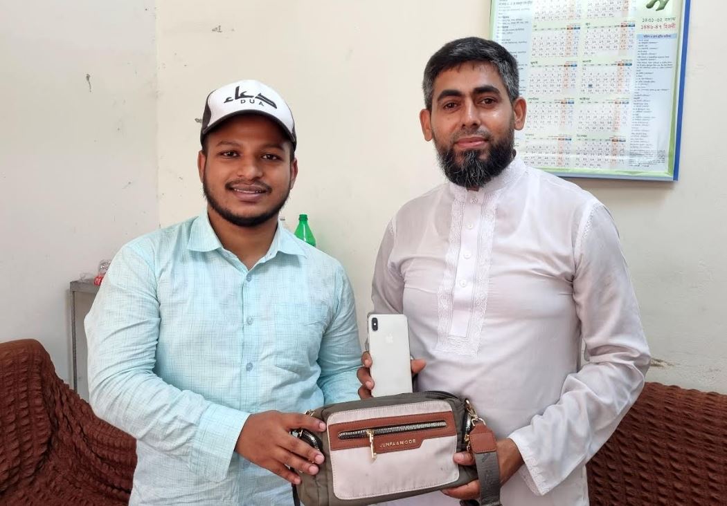পড়ে পাওয়া ব্যাগে লক্ষ টাকার ফোন ও স্বর্নালংকার মালিককে পৌঁছে দিলেন বাকৃবি শিক্ষার্থী