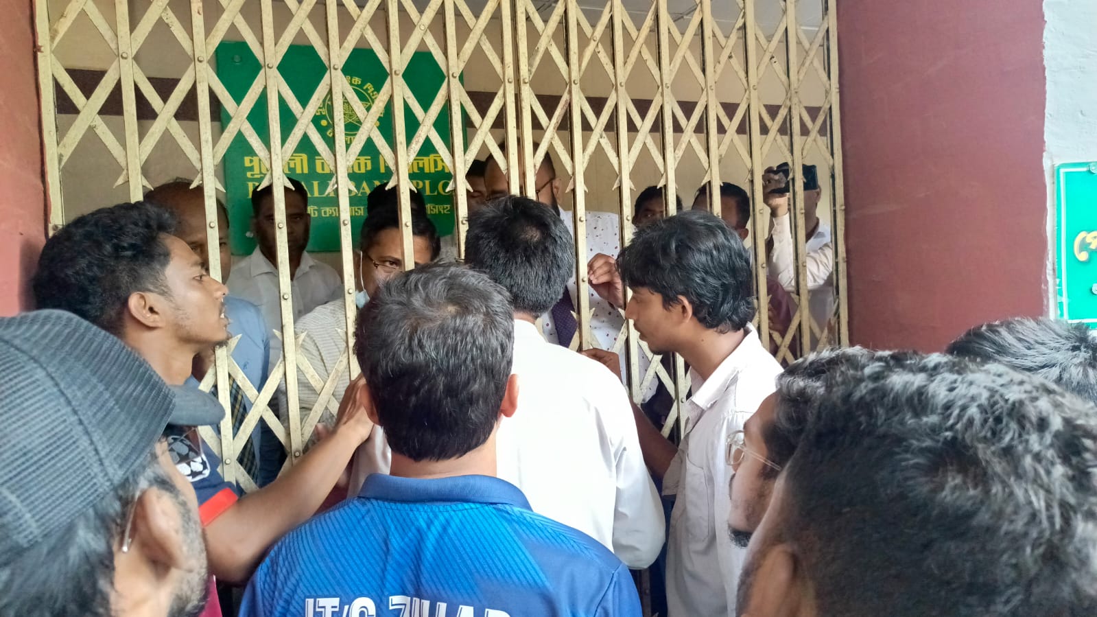 ব্যাংক ও কোষাধ্যক্ষের কার্যালয়ে তালা দিলেন আন্দোলনকারীরা