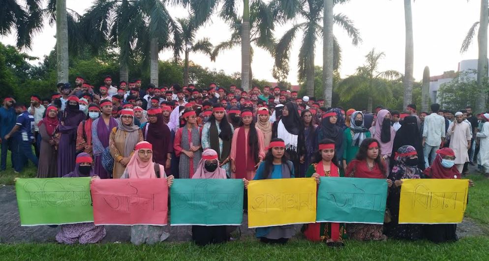 বিচারের দাবিতে. মাথায় ও চোখে লাল কাপড় বেঁধে শিক্ষার্থীদের মৌন মিছিল