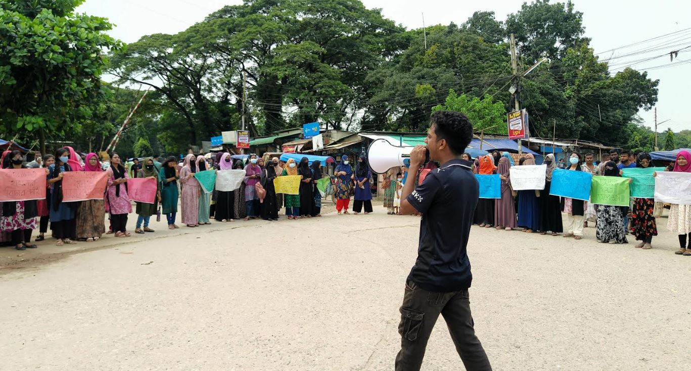 বাকৃবিতে হামলার বিচার ও দ্রুত ক্যাম্পাস খোলার দাবি শিক্ষার্থীদের