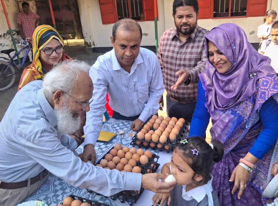 বিশ্ব ডিম দিবসে বাকৃবিতে ১০ হাজার ডিম বিতরণ