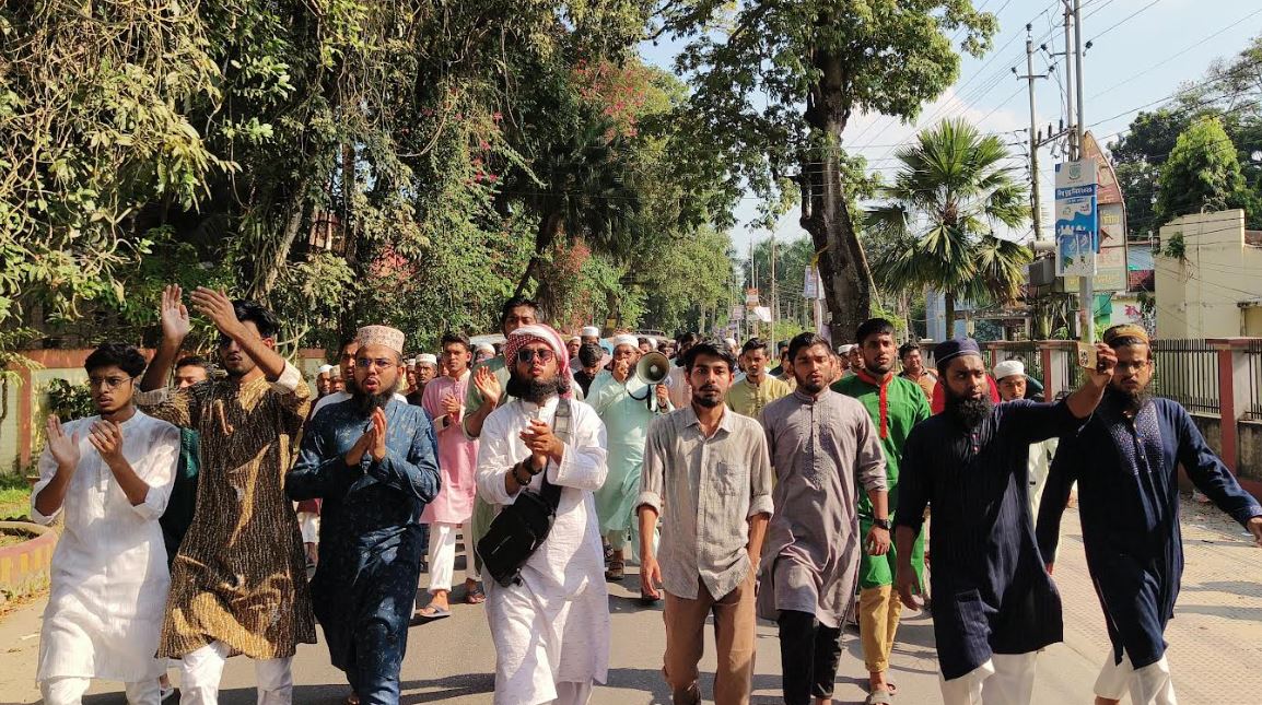 ইসকন’ নিষিদ্ধের দাবিতে  বাকৃবিতে শিক্ষার্থীদের বিক্ষোভ 