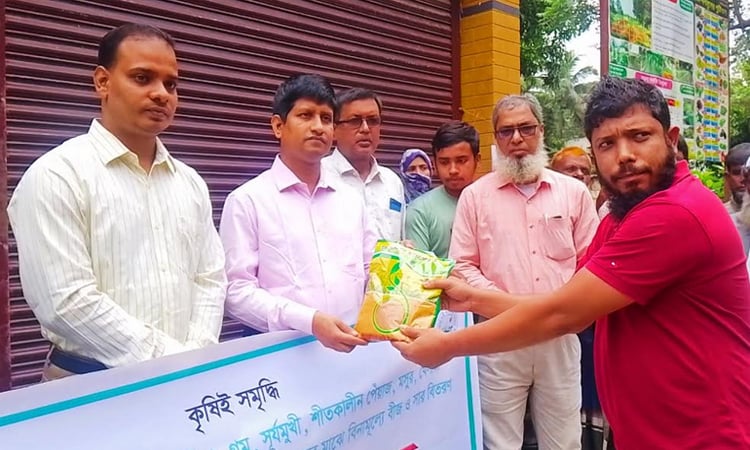 রায়গঞ্জে কৃষি প্রণোদনার সার ও বীজ বিতরণ