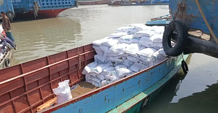 পাচারকালে লক্ষ্মীপুরে ৩০০ বস্তা সার জব্দ