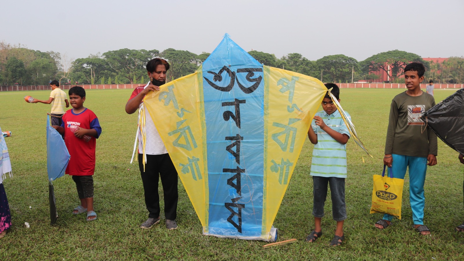 নববর্ষে ঘুড়ি উৎসবে মাতলো বাকৃবি