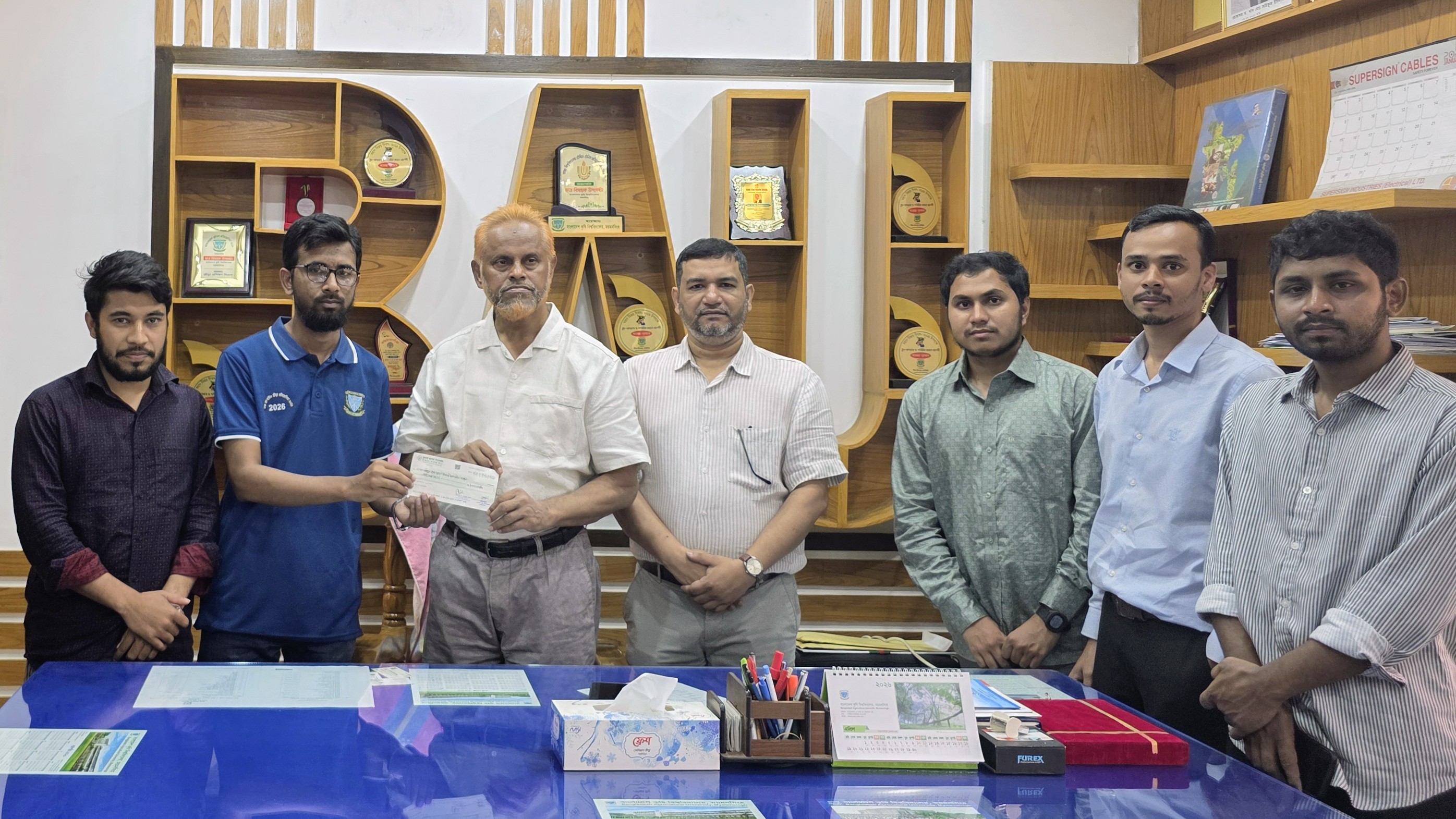 জীমের চিকিৎসায় বৃত্তির অর্থ দিলেন বাকৃবি শিক্ষার্থীরা