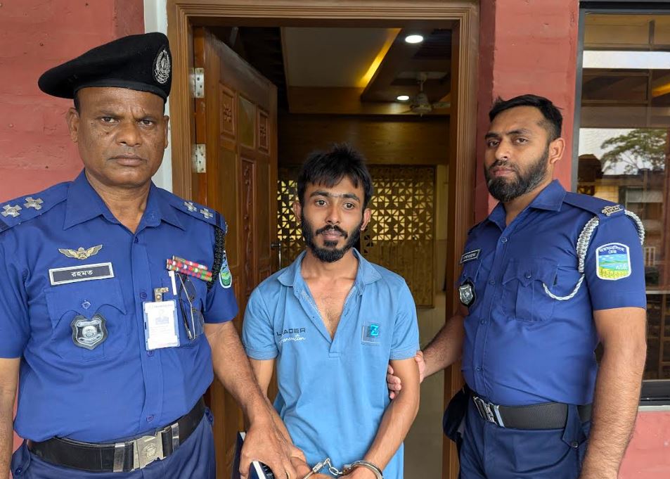 বাকৃবিতে গোপনে ছাত্রীদের ছবি তোলার অভিযোগ, আটক যুবকের কাছে মাদক উদ্ধার