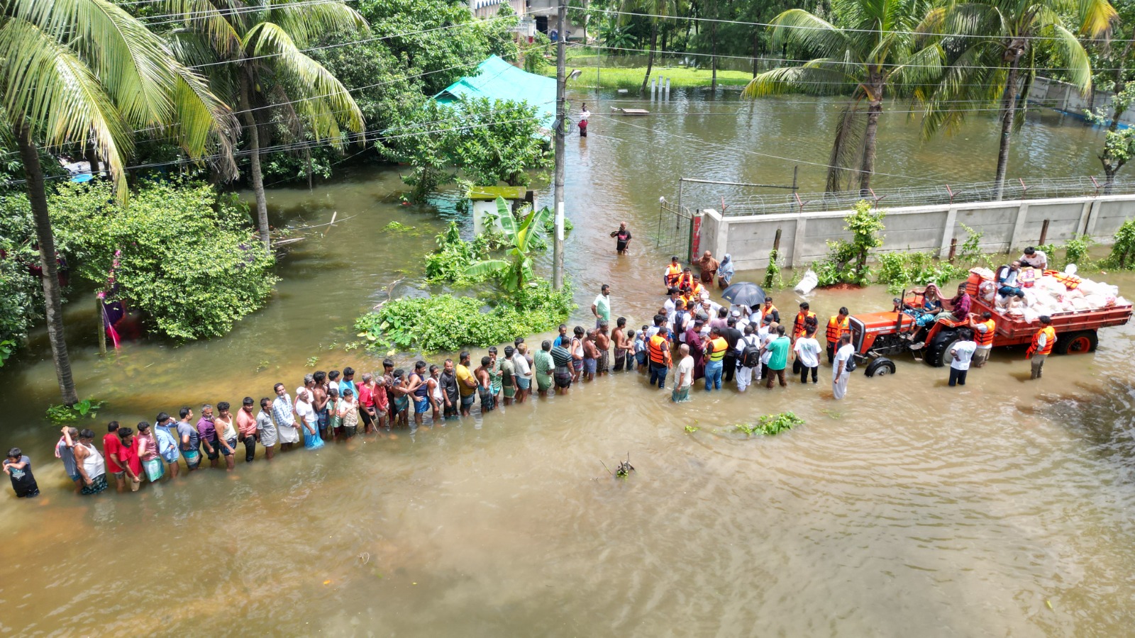 চার মাসের দুর্যোগে প্রায় ২ কোটি মানুষ আক্রান্ত