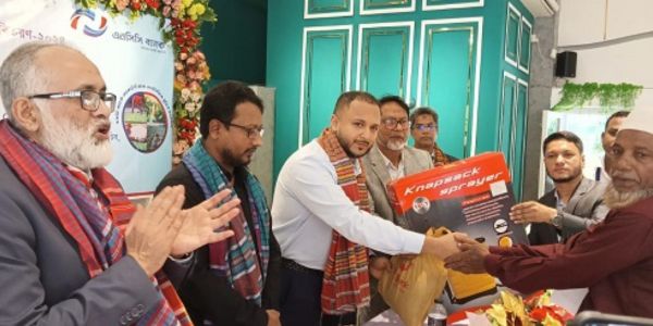 আনোয়ারায় ২৫০ কৃষক পেলেন বিনামূল্যে উপকরণ