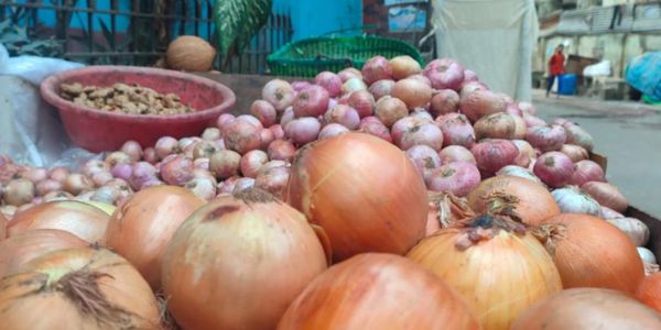 চট্টগ্রামে বিভিন্ন দেশের পেঁয়াজ আসছে বাজারে