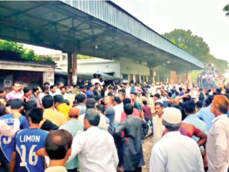 স্টেশনে থামে না ট্রেন, বিক্ষোভ