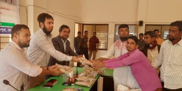 মনপুরায় কৃষি প্রণোদনার সার ও বীজ বিতরণ 